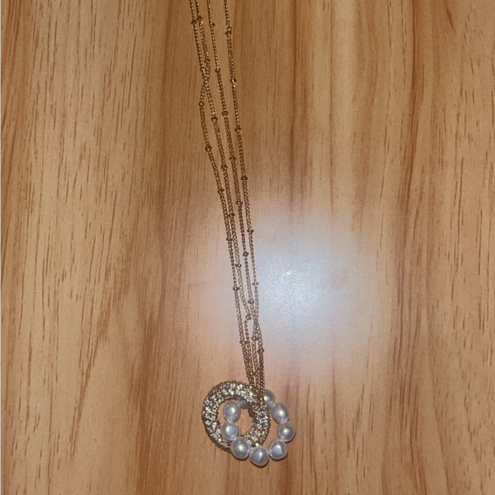 Elegant Gold and Pearl Necklace